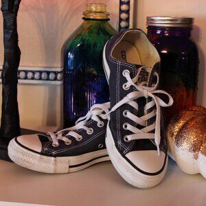 CONVERSE - women's size 8 Navy Blue Chuck Taylor All Stars